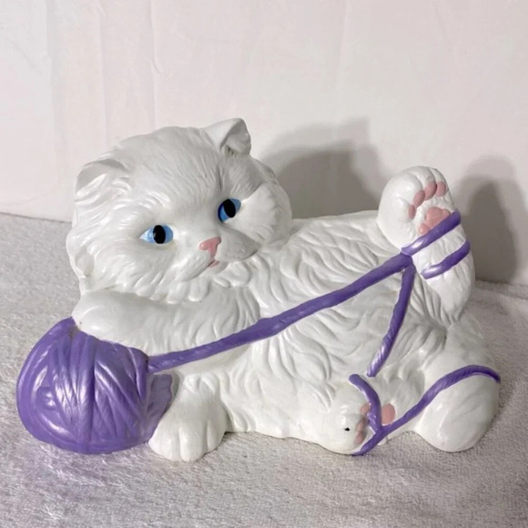 Vintage 1984 White Ceramic Cat Statue Playing W Purple Ball Of Yarn Kitty  Meow - Picture 7 of 16